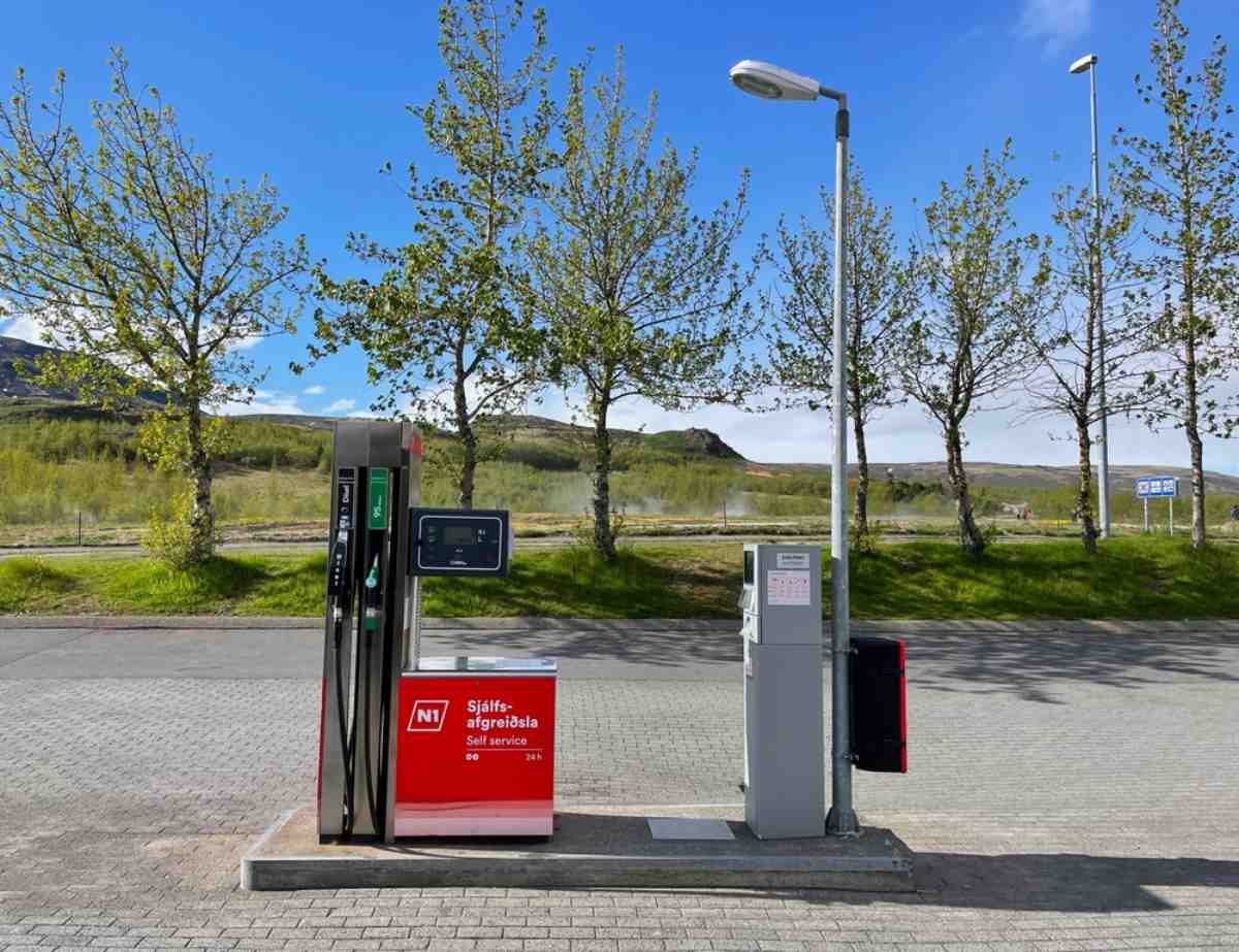 Gesamtansicht einer kleinen automatischen N1-Tankstelle in Island mit zwei Zapfsäulen und einem nahe gelegenen Zähler zur Berechnung des Kraftstoffpre