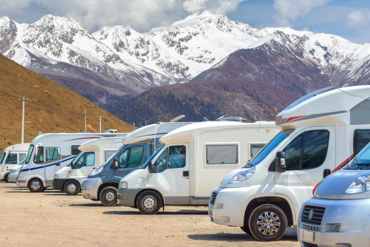Camper und Wohnmobile, die auf einem Campingplatz in Island in einer Reihe stehen